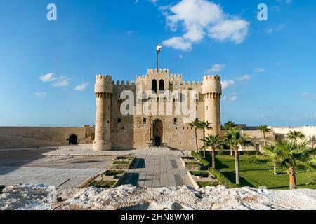 Cittadella di Qaitbay, costruita dalle rovine del faro di Alessandria sette meraviglie del mondo, ad Alessandria, Egitto Foto Stock