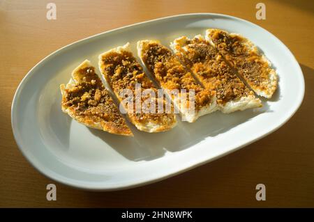 Pane tostato alla cachuela iberica. Colazione tradizionale estremeniana Foto Stock