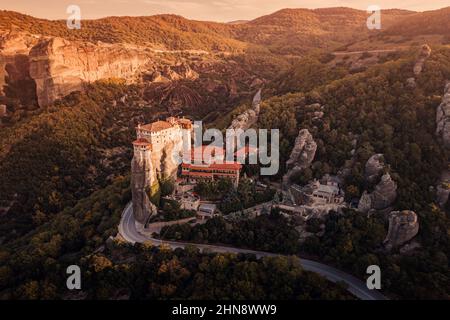 Suggestiva veduta aerea del Monastero di Rousanou Agias Barbaras a Meteora. Ispirazioni turistiche e di pellegrinaggio. Meraviglie naturali e religiose di Foto Stock