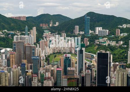 Aereo dall'elicottero di Causeway Bay e WAN Chai, Hong Kong Island, che mostra Victoria Park, Tai Hang, Jardine's Lookout e Happy Valley Foto Stock