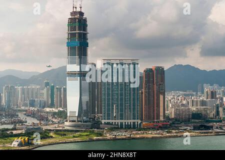 L'elicottero Macau Sky Shuttle vola di fronte all'ICC in costruzione, West Kowloon, Hong Kong, 2008 Foto Stock
