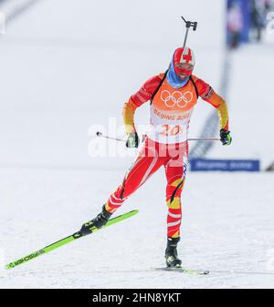 Zhangjiakou(Hebei. 15th Feb 2022. Zhu Zhenyu della Cina compete durante il biathlon uomini 4x7,5 km relay di Pechino 2022 Olimpiadi invernali a Zhangjiakou, la provincia di Hebei della Cina settentrionale, il 15 febbraio 2022. Credit: Ding Ting/Xinhua/Alamy Live News Foto Stock