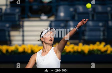 Barbora Krejcikova della Repubblica Ceca in azione contro Caroline Garcia di Francia durante il primo round del torneo di tennis Duty Free 2022 di Dubai WTA 1000 il 14 febbraio 2022 presso l'Aviation Club Tennis Centre di Dubai, Emirati Arabi Uniti - Foto: Rob Prange/DPPI/LiveMedia Foto Stock