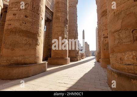 Antico tempio di Karnak con grandi colonne e segni egizi Foto Stock