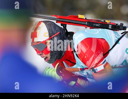 Zhangjiakou(Hebei. 15th Feb 2022. Yan Xingyuan della Cina compete durante il relè maschile di biathlon 4x7,5 km delle Olimpiadi invernali di Pechino 2022 a Zhangjiakou, provincia di Hebei della Cina settentrionale, 15 febbraio 2022. Credit: Ding Ting/Xinhua/Alamy Live News Foto Stock