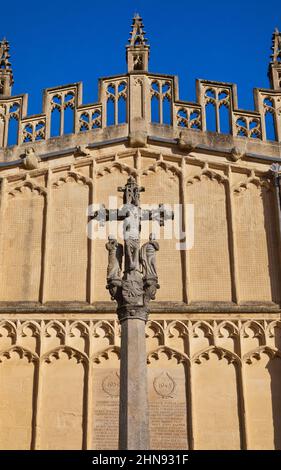 San Giovanni Battista, chiesa parrocchiale, Cirencester, Cotswolds, crocifisso commemorativo della guerra esterna Foto Stock