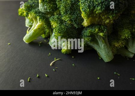 Broccoli verdi congelati su fondo scuro closup Foto Stock