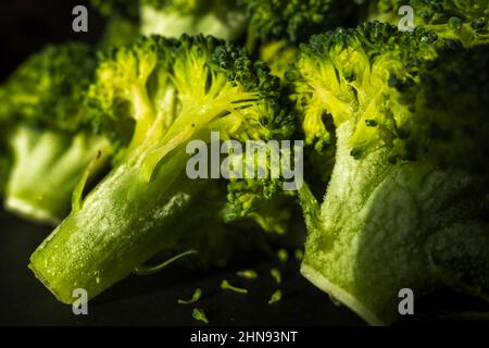 Broccoli verdi congelati su fondo scuro closup Foto Stock