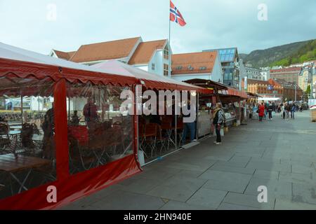 Bergen, Norvegia - 24th maggio 2017 : turisti al famoso mercato del pesce di Bergen in Norvegia. Foto Stock