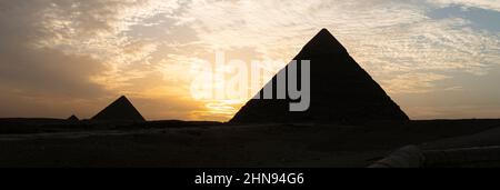 Il complesso archeologico delle grandi Piramidi Egizie si trova sull'altopiano di Giza, seconda piramide di Chefren khefren alla luce notturna al tramonto. Foto Stock