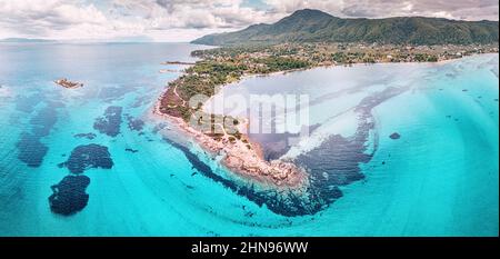 Splendida vista aerea del paradiso del mare con varie sfumature di acqua turchese. Idilliache spiagge sabbiose e lagune blu e baie nel malvagio resort Foto Stock