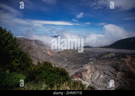 Il vulcano Poas è uno stratovulcano attivo di 2.697 metri nel centro della Costa Rica e si trova all'interno del Parco Nazionale del Vulcano Poas Foto Stock