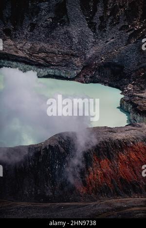 Il vulcano Poas è uno stratovulcano attivo di 2.697 metri nel centro della Costa Rica e si trova all'interno del Parco Nazionale del Vulcano Poas Foto Stock