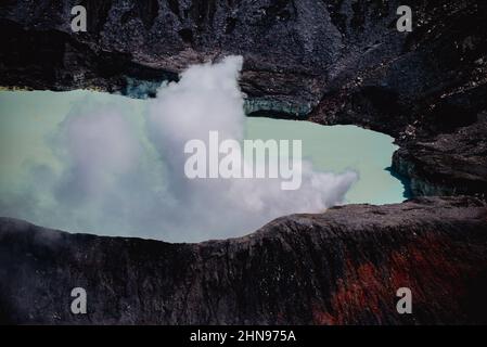 Il vulcano Poas è uno stratovulcano attivo di 2.697 metri nel centro della Costa Rica e si trova all'interno del Parco Nazionale del Vulcano Poas Foto Stock