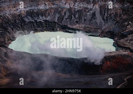 Il vulcano Poas è uno stratovulcano attivo di 2.697 metri nel centro della Costa Rica e si trova all'interno del Parco Nazionale del Vulcano Poas Foto Stock