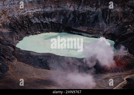 Il vulcano Poas è uno stratovulcano attivo di 2.697 metri nel centro della Costa Rica e si trova all'interno del Parco Nazionale del Vulcano Poas Foto Stock