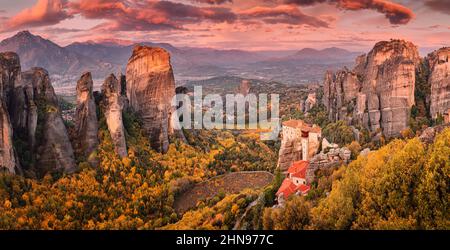Vista panoramica maestosa dei famosi monasteri di volo di Meteora in Grecia in autunno. Viaggia verso le meraviglie del mondo. Visita attrazioni turistiche An Foto Stock