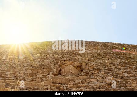 La cima rotta della piramide di Cheops, Khufu, contro il cielo. Cheops Piramide a Giza, Egitto Foto Stock