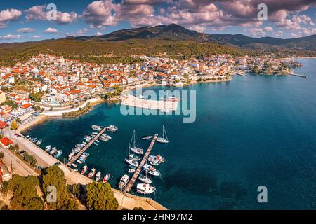 Ampia vista panoramica aerea di una località balneare di Neos Marmaras con porto turistico per yacht a Halkidiki, Sithonia. Destinazioni turistiche e immobiliari a Gr Foto Stock