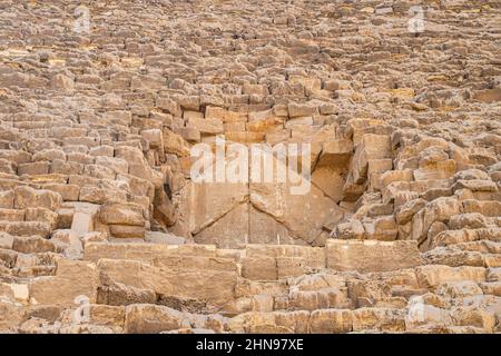 La cima rotta della piramide di Cheops, Khufu, contro il cielo. Cheops Piramide a Giza, Egitto Foto Stock