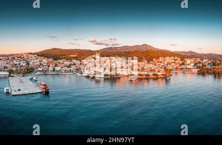 Panorama aereo di una località turistica panoramica Neos Marmaras con yacht porto marittimo a Halkidiki, Sithonia. Ora del tramonto maestoso. Attrazioni di viaggio e. Foto Stock