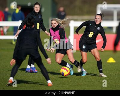 Alessia Russo in Inghilterra e Katie Zelem (a destra) durante la sessione di allenamento al Rockliffe Park di Darlington. Data immagine: Martedì 15 febbraio 2022. Foto Stock