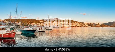 Ampio panorama di una località di villeggiatura Neos Marmaras in Halkidiki, Sithonia. Destinazioni di viaggio e immobili in Grecia Foto Stock