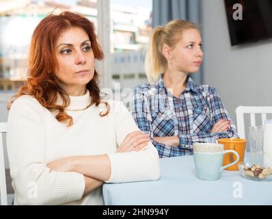 Figlia adulta rassicura offeso madre Foto Stock