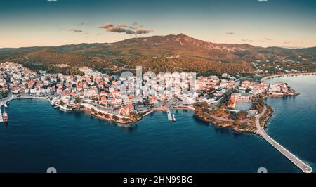 Ampia vista panoramica aerea al tramonto di una località balneare Neos Marmaras a Halkidiki, Sithonia. Destinazioni di viaggio e immobili in Grecia Foto Stock