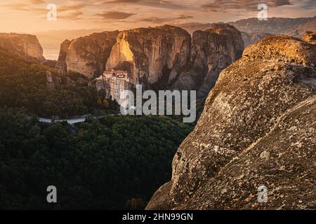 Vista panoramica all'alba del famoso monastero volante di Meteora in Grecia. Viaggia verso le meraviglie del mondo. Visita le attrazioni turistiche e la terra dell'unesco Foto Stock