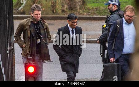 Londra, Inghilterra, Regno Unito. 15th Feb 2022. Il Cancelliere dello scacchiere RISHI SUNAK è visto arrivare a Downing Street con il suo consigliere speciale LIAM STAND-SMITH. (Credit Image: © Tayfun Salci/ZUMA Press Wire) Foto Stock