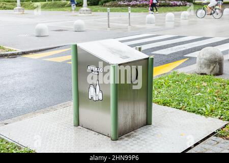 Ljubljana, Slovenia - 23 agosto 2021: Moderno sistema di contenitori sotterranei di rifiuti sulla strada. La raccolta differenziata fornisce la protezione degli odori Foto Stock