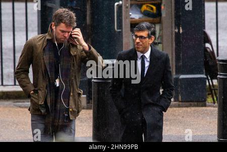 Londra, Inghilterra, Regno Unito. 15th Feb 2022. Il Cancelliere dello scacchiere RISHI SUNAK è visto arrivare a Downing Street con il suo consigliere speciale LIAM STAND-SMITH. (Credit Image: © Tayfun Salci/ZUMA Press Wire) Foto Stock