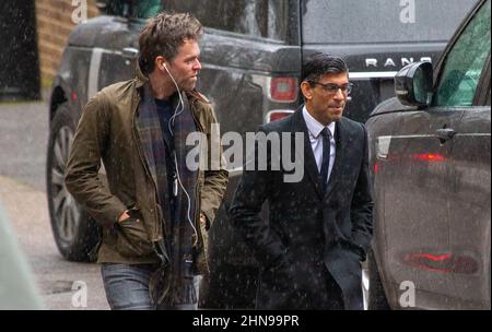 Londra, Inghilterra, Regno Unito. 15th Feb 2022. Il Cancelliere dello scacchiere RISHI SUNAK è visto arrivare a Downing Street con il suo consigliere speciale LIAM STAND-SMITH. (Credit Image: © Tayfun Salci/ZUMA Press Wire) Foto Stock