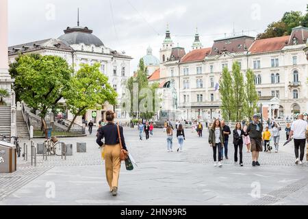 Lubiana, Slovenia - 23 agosto 2021: Persone che camminano nel centro storico della città Piazza Preseren vicino al Ponte triplo (Tromostovje) a Lubiana, Slo Foto Stock