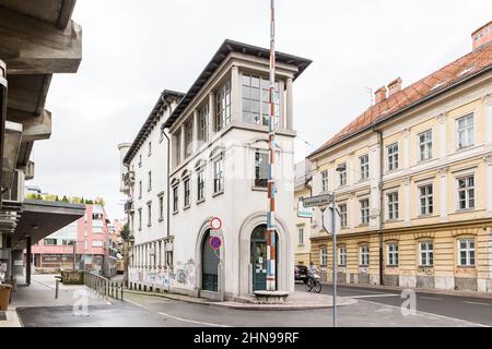 Lubiana, Slovenia - 23 agosto 2021: Peglezen o edificio in ferro piano costruito nel 1934 dall'architetto Joze Plecnik a Lubiana, Slovenia. Casa stretta in Foto Stock