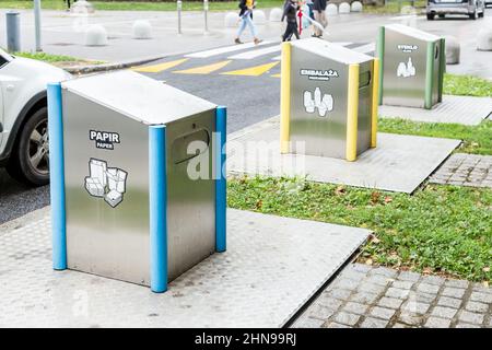 Ljubljana, Slovenia - 23 agosto 2021: Moderno sistema di contenitori sotterranei di rifiuti sulla strada. La raccolta differenziata fornisce la protezione degli odori Foto Stock