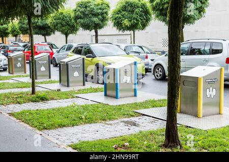 Ljubljana, Slovenia - 23 agosto 2021: Moderno sistema di contenitori sotterranei di rifiuti sulla strada. La raccolta differenziata fornisce la protezione degli odori Foto Stock