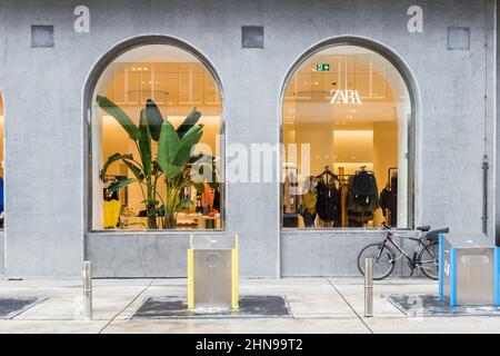 Lubiana, Slovenia - 23 agosto 2021: Mostra di abbigliamento di marca Zara nel centro della città di Lubiana Foto Stock