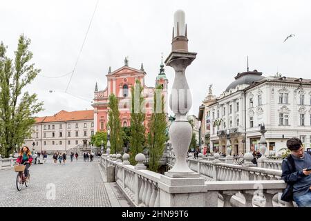 Lubiana, Slovenia - 23 agosto 2021: Ponte triplo (Tromostovje), Piazza Preseren e Chiesa Francescana dell'Annunciazione; Lubiana, Slovenia Foto Stock