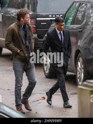 Londra, Inghilterra, Regno Unito. 15th Feb 2022. Il Cancelliere dello scacchiere RISHI SUNAK è visto arrivare a Downing Street con il suo consigliere speciale LIAM STAND-SMITH. (Credit Image: © Tayfun Salci/ZUMA Press Wire) Foto Stock