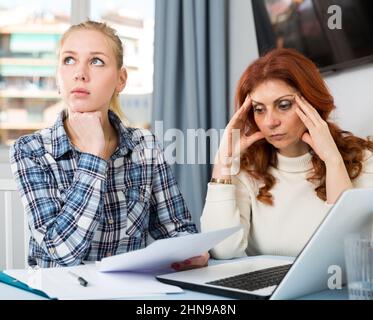 Donna emotivamente si lamenta la scarsa rendimento accademico di sua figlia Foto Stock