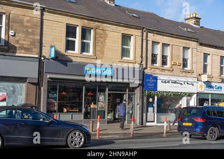 Greggs, in High Street, Gosforth, Newcastle upon Tyne, Regno Unito. Il primo negozio del gigante della catena di panetteria è stato aperto su questa strada nel 1951. Foto Stock