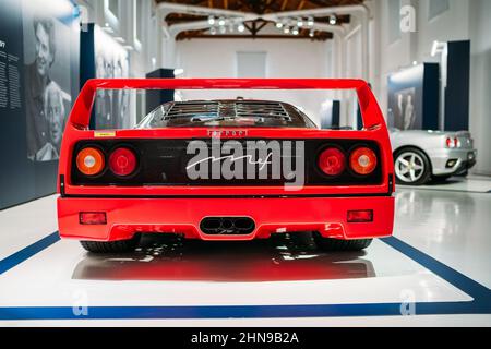 Modena, Italia - 14 luglio 2021: Red racing Ferrari F40 modello posteriore ad alte prestazioni sport posteriore auto a medio motore Pininfarina studio design in Foto Stock