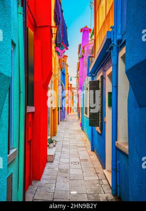 Burano strada stretta, case colorate nella laguna veneta. Venezia, Italia, Europa. Foto Stock