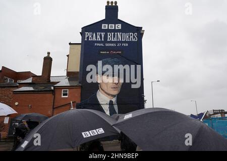 Un murale dell'artista Akse P19, dell'attore Cillian Murphy, in qualità di boss del crimine dei colossali Tommy Shelby, nella storica area di Deritend di Birmingham, davanti alla sesta e ultima serie della serie di hit BBC One Crime. Data immagine: Martedì 15 febbraio 2022. Foto Stock