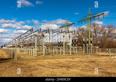 Sottostazione elettrica nei pressi di una centrale idroelettrica sul fiume Lech, Baviera, Germania Foto Stock