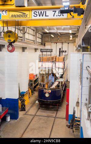 Derbyshire, Regno Unito – 5 aprile 2018: Il Crich Tramway Village è un museo nazionale attivo che restaura e ripara i tram d'epoca Foto Stock