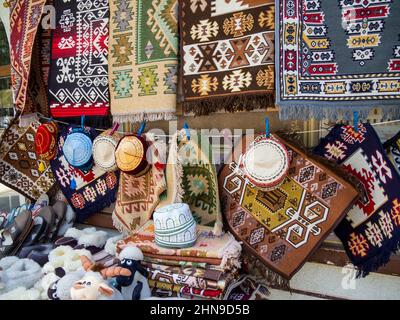 Bahchisaraj, Russia - 18 settembre 2020: Vendita di souvenir per le strade di Bakhchisarai, Crimea Foto Stock
