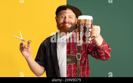 Illustrazione. Immagine composita di due metà del corpo del cameriere e del parrucchiere isolato su sfondo giallo e verde. Concetto di occupazione, diversità Foto Stock